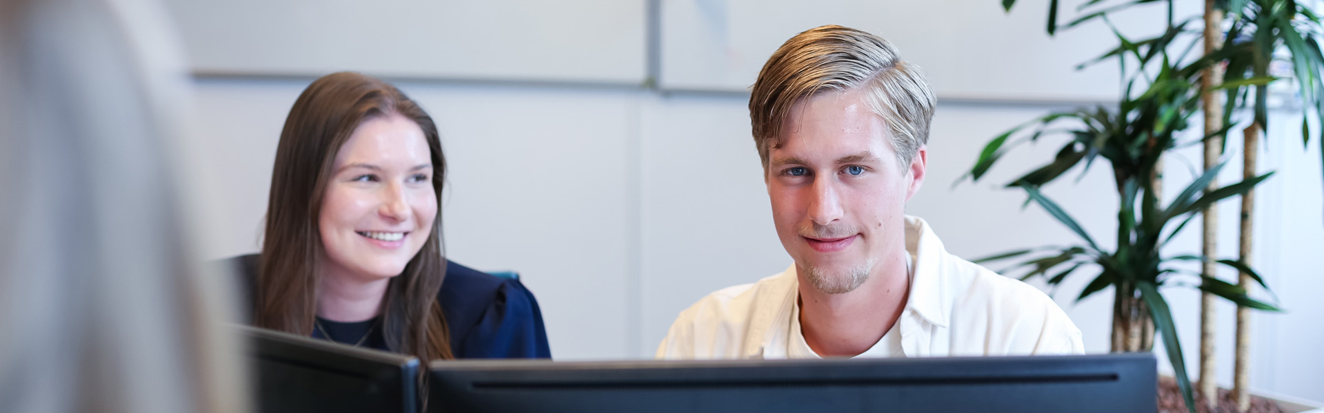 Dennis en Claire, campus recruiters bij Ballast Nedam, poseren samen op kantoor