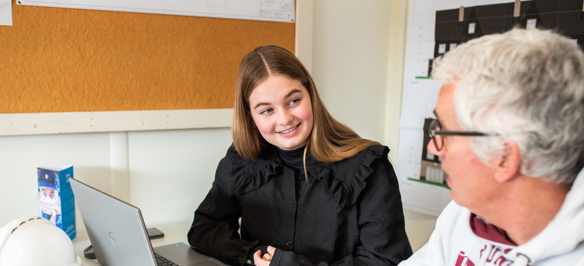 Danique van Vliet in gesprek met een collega over werkvoorbereiding bij Ballast Nedam West