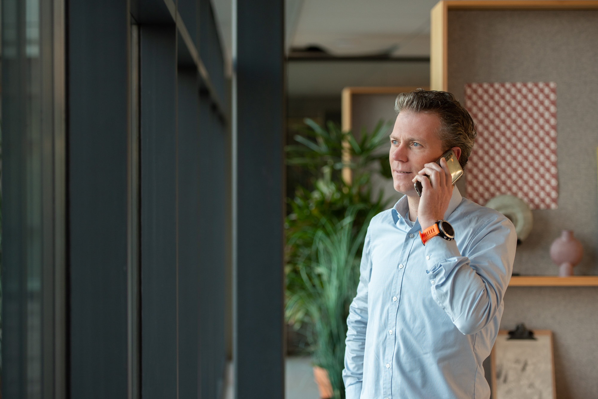 Ruben Favie, manager van het Strategic Tender Center bij Ballast Nedam Infra Projects, aan het bellen in zijn kantoor