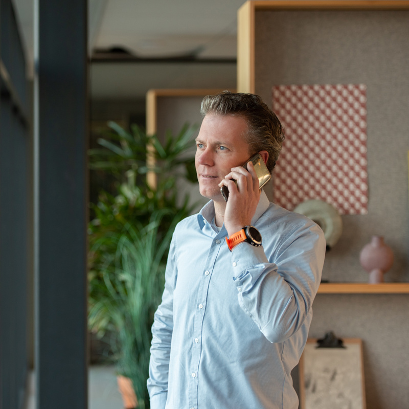 Ruben Favie, manager van het Strategic Tender Center bij Ballast Nedam Infra Projects, aan het bellen in zijn kantoor