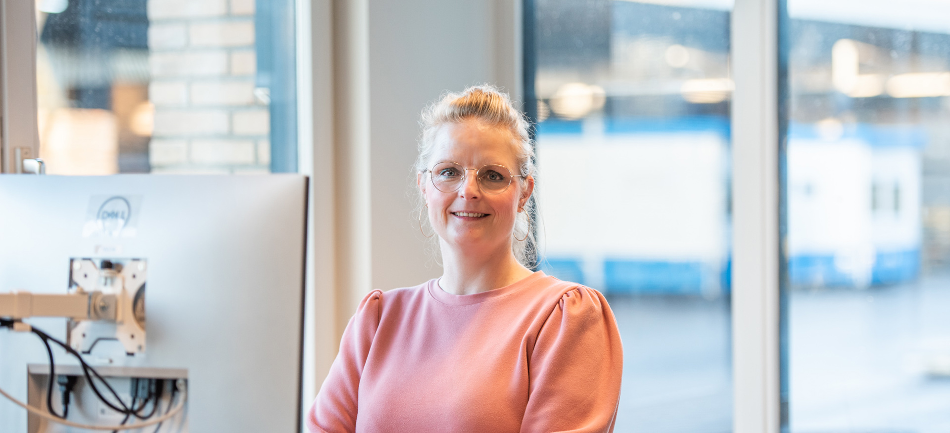 Renske Tjoelker HR-adviseur werkt aan haar bureau in haar kantoor bij Ballast Nedam Materieel