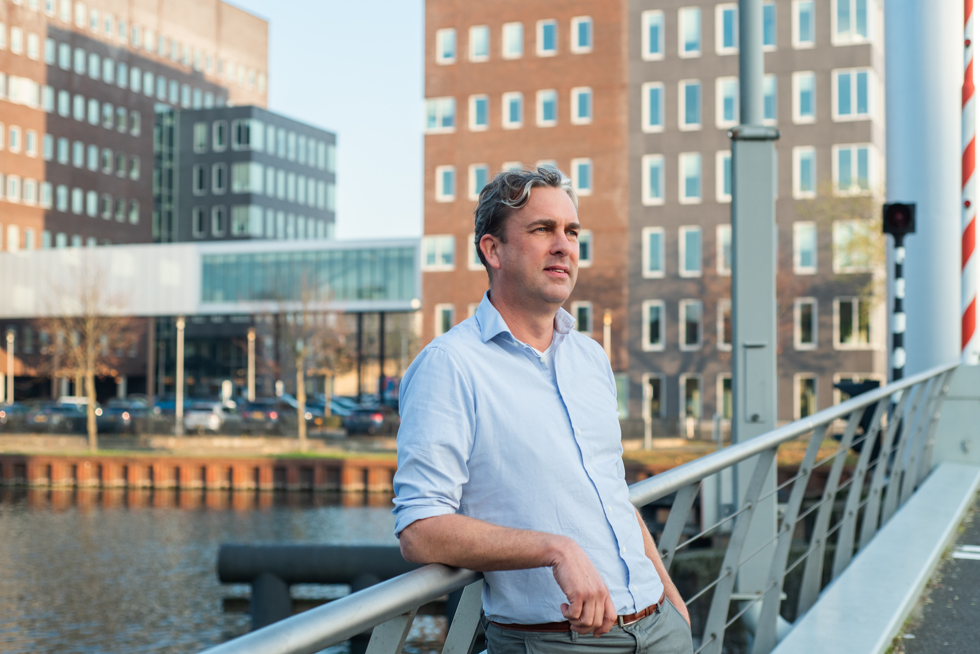 Projectmanager en business developer Paul Manuels staat voor het kantoor van Ballast Nedam