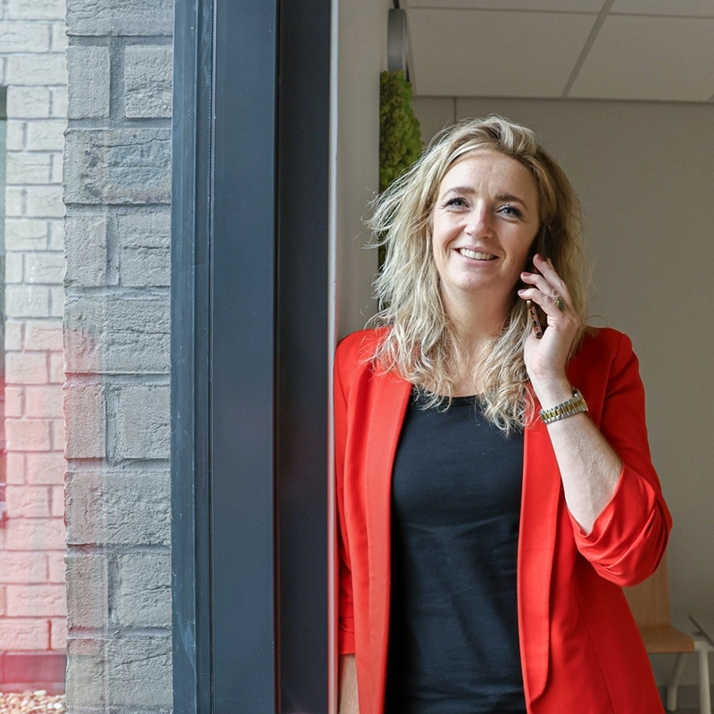 Elaine Hendriks facilitair manager bij Ballast Nedam belt