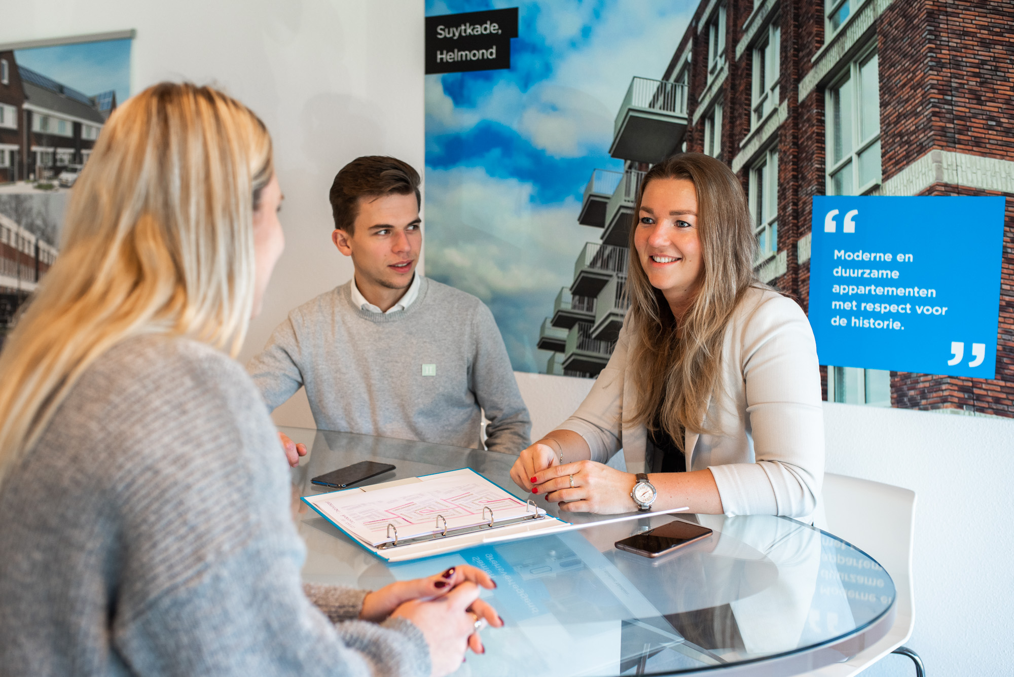 Lisa van de Water tendermanager bij Ballast Nedam in gesprek met het team tijdens een vergadering
