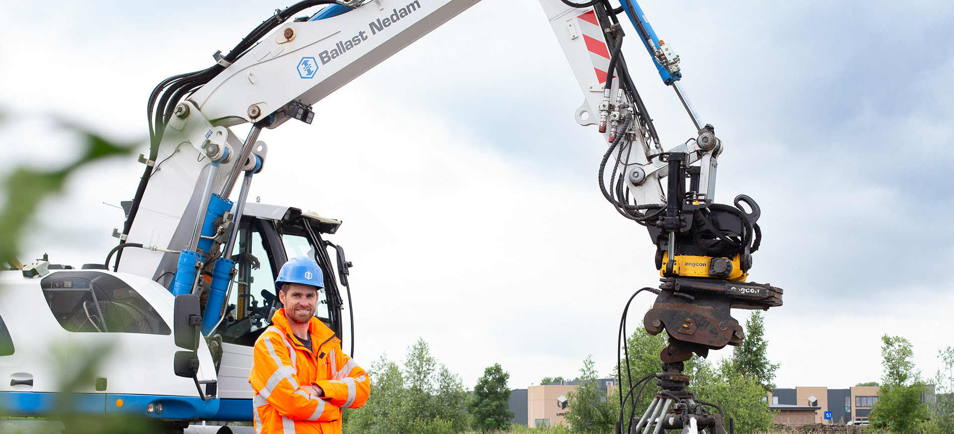 Thomas Snelderwaard projectleider bij Ballast Nedam Road Specialties staat voor graafmachine