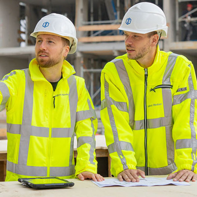 Werkvoorbereider aan het werk bij een bouwproject