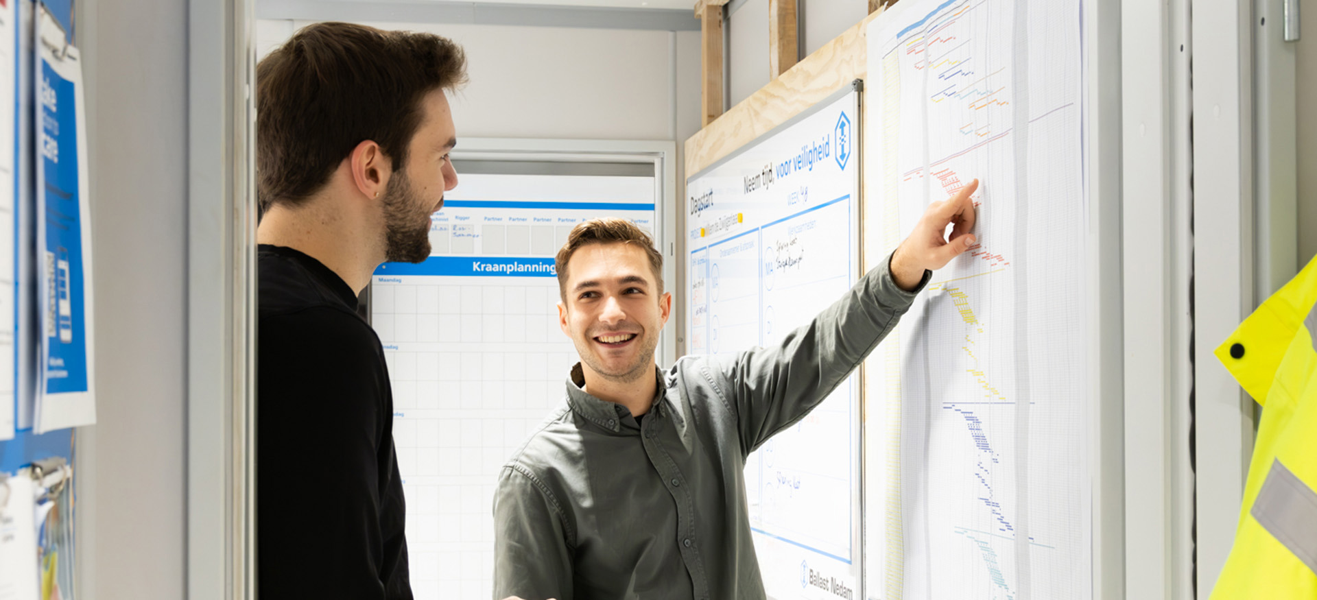 Koen en Sam van Ballast Nedam West bewaken de projectplanning
