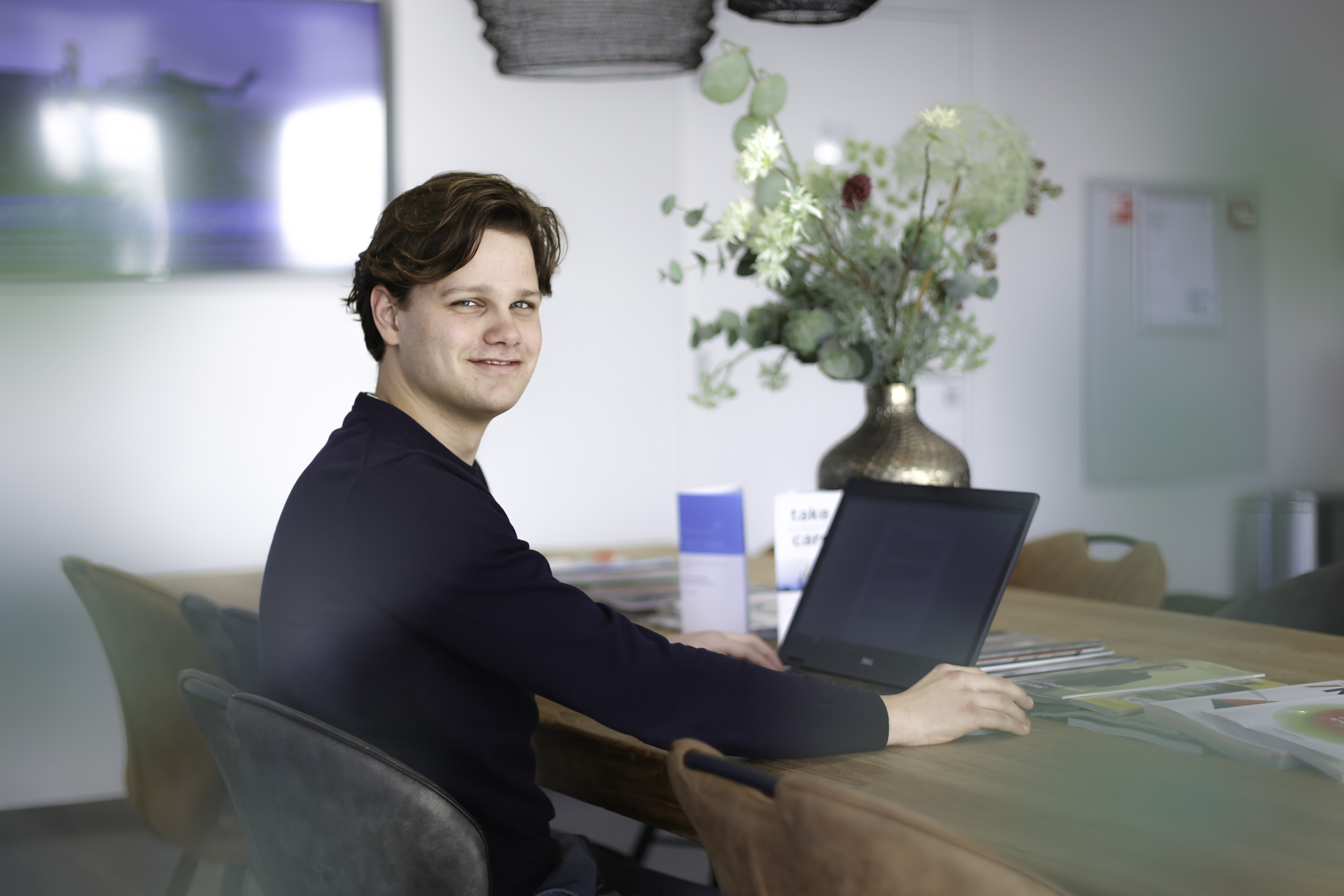 Willem Veldhuizen, stagiair, werkt aan zijn bureau aan een verbetervoorstel voor BIM-software Dalux bij Ballast Nedam