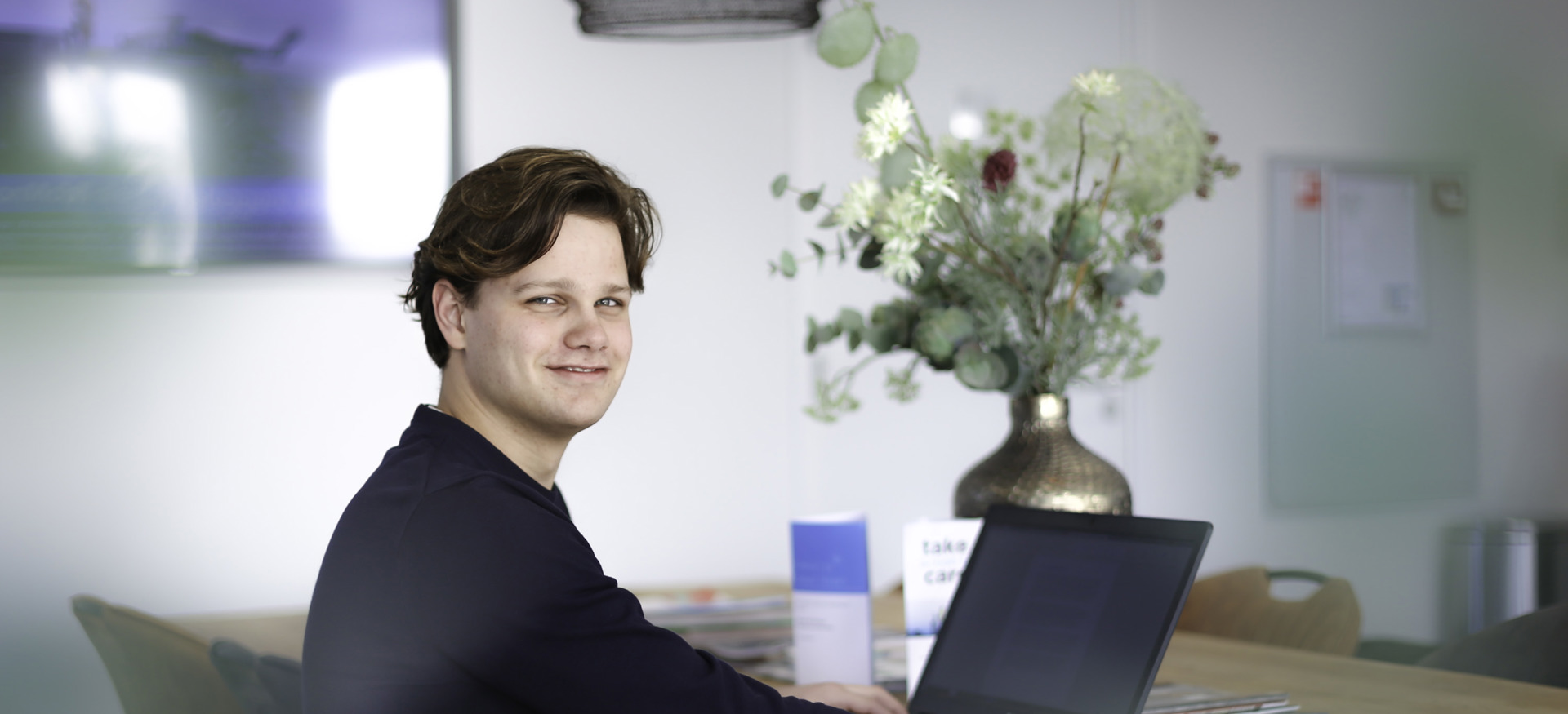 Willem Veldhuizen, stagiair, werkt aan zijn bureau aan een verbetervoorstel voor BIM-software Dalux bij Ballast Nedam