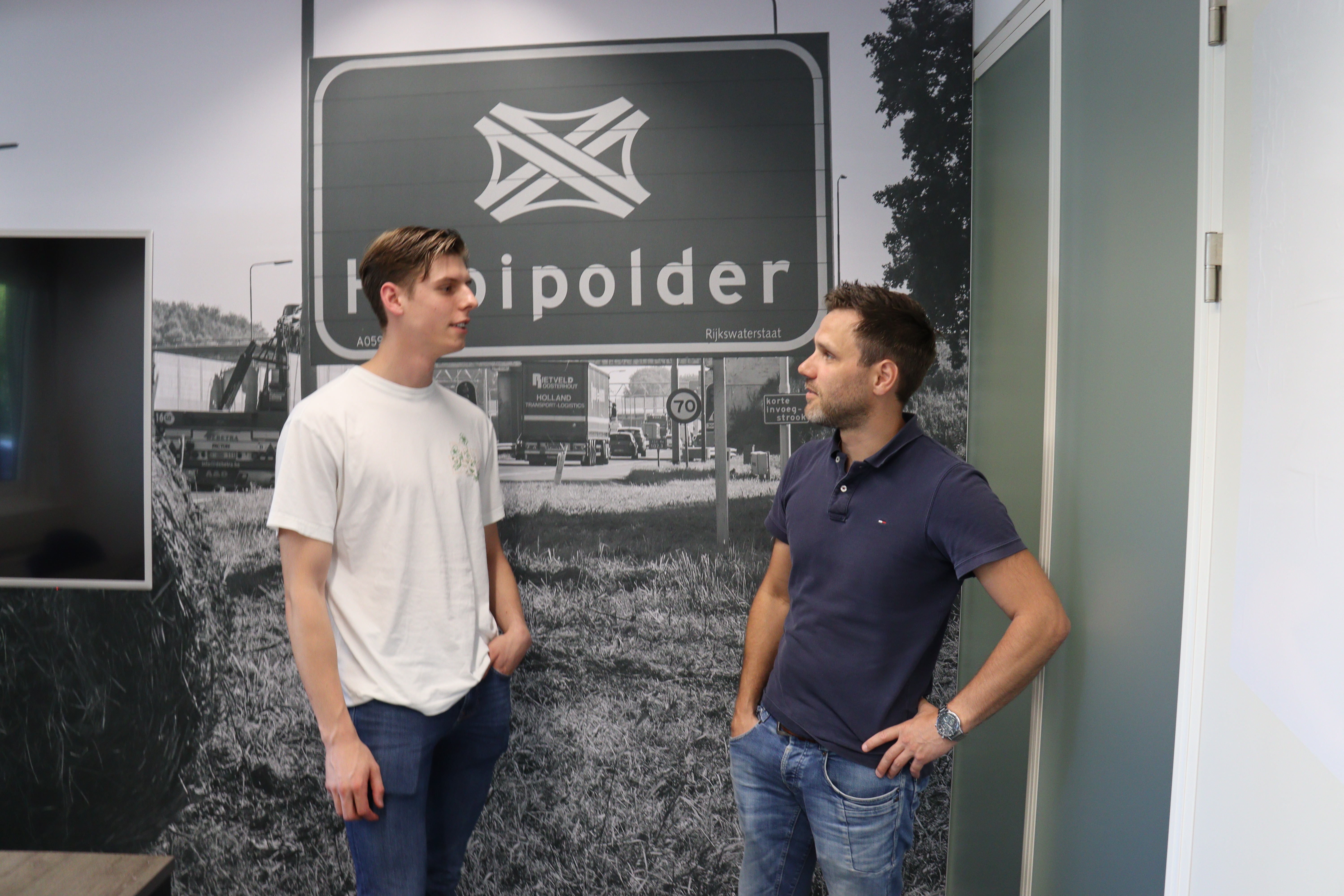 Sven van der Velden in gesprek met zijn stagebegeleider Tommie Jacobs bij Ballast Nedam