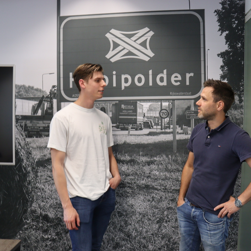 Sven van der Velden in gesprek met zijn stagebegeleider Tommie Jacobs bij Ballast Nedam