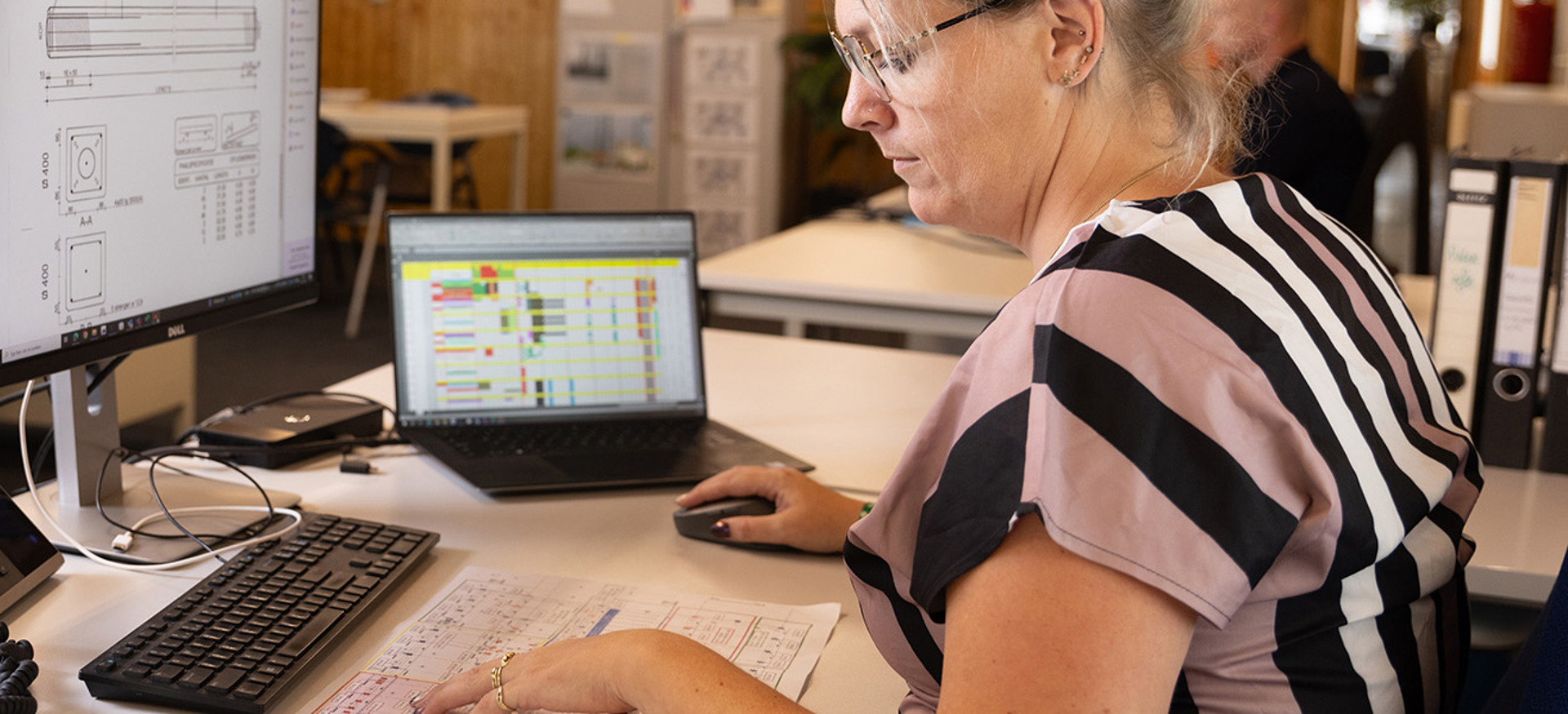 Tiny Bekkema productieleider bij Haitsma aan het werk