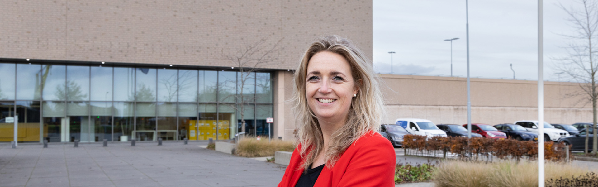 Elaine Hendriks facilitair manager bij Ballast Nedam staat voor justitieel complex P1