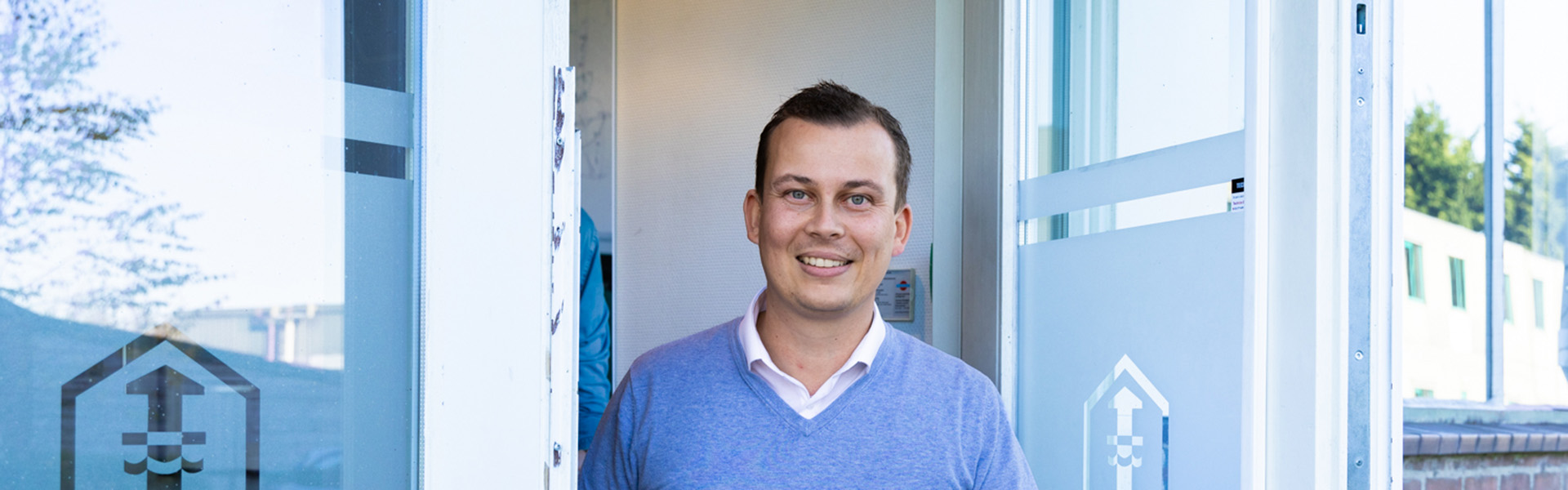 Inkoper Justin Bosschert bij FES-Ballast Nedam Infra staat voor de ingang