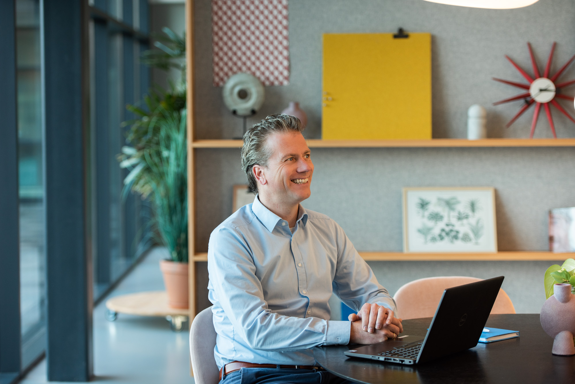 Ruben Favie, tendermanager, werkt aan tenderdocumenten in zijn kantoor bij Ballast Nedam Infra Projects
