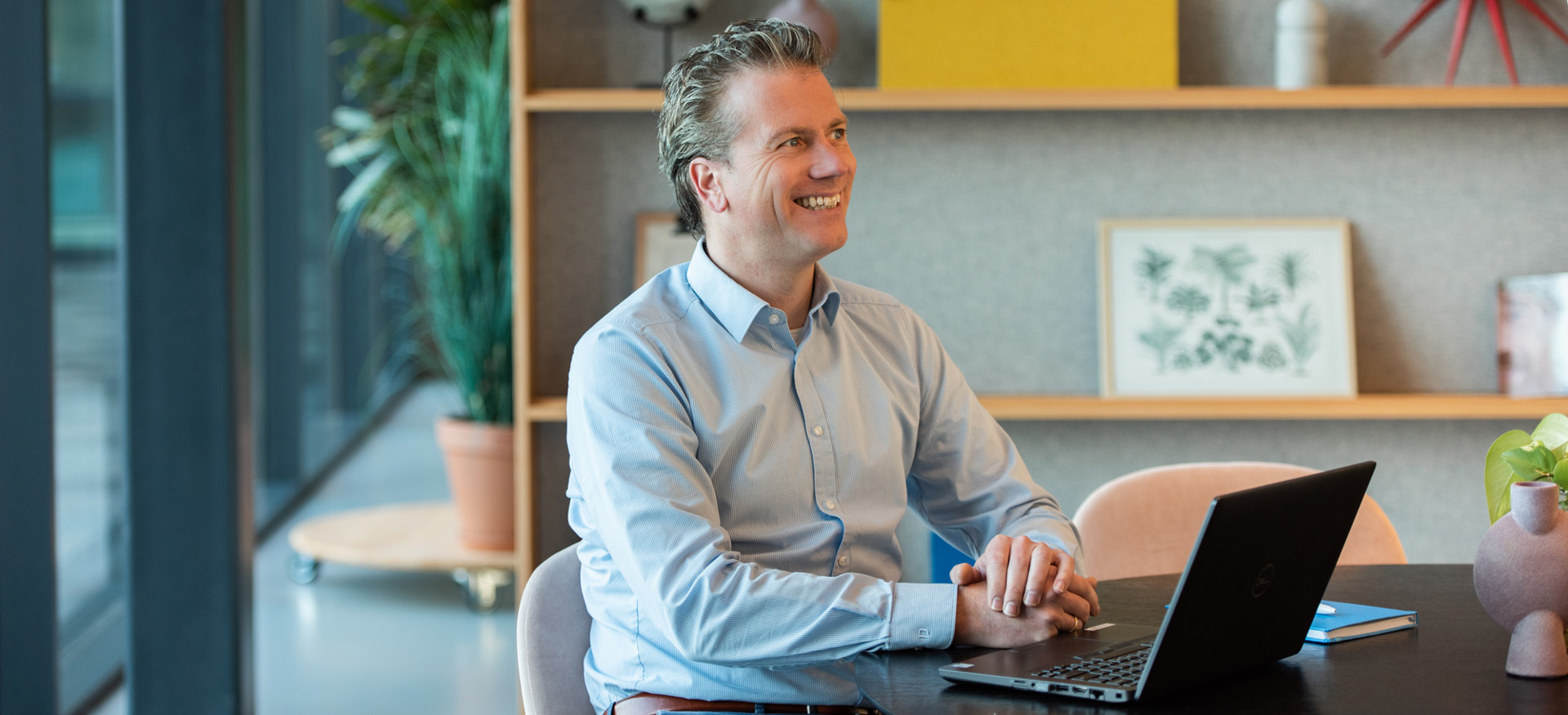 Ruben Favie, manager, werkt aan tenderdocumenten in zijn kantoor bij Ballast Nedam Infra Projects