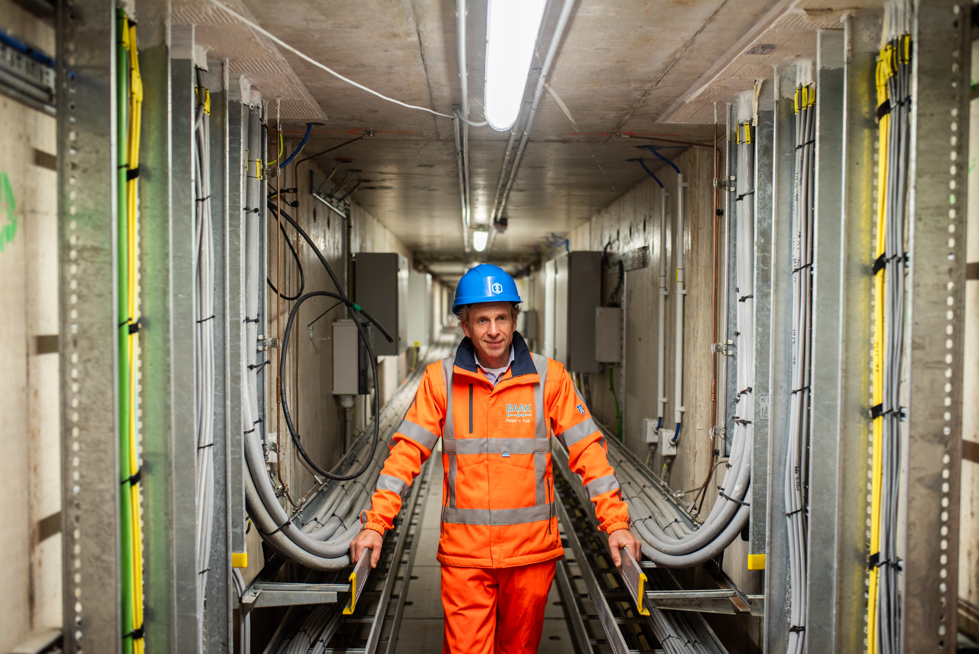 Reijer van der Eijk, projectmanager bij Ballast Nedam, inspecteert de technische installaties