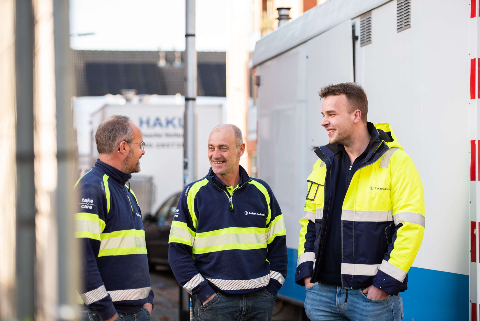 Maarten van Houtum, senior projectcoördinator, in gesprek met collega's op de bouwplaats van een renovatieproject