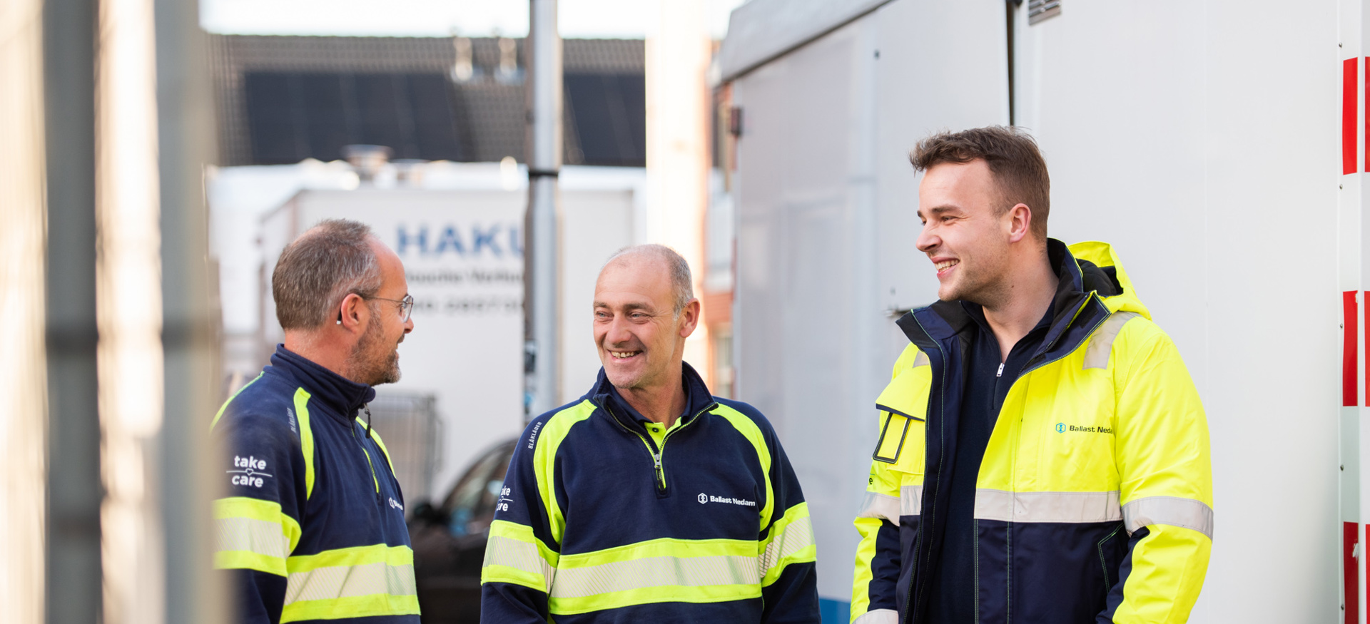 Maarten van Houtum, senior projectcoördinator, in gesprek met collega's op de bouwplaats van een renovatieproject