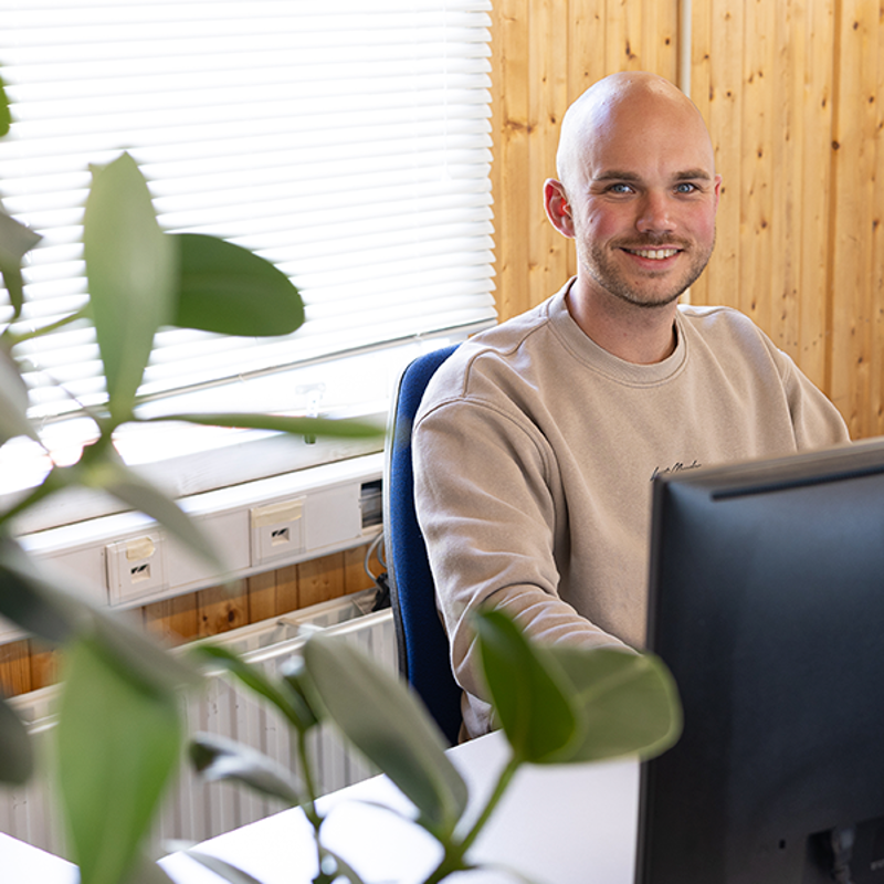 Ygram Ypma planner bij Haitsma Beton, onderdeel van Ballast Nedam, werkt achter de computer