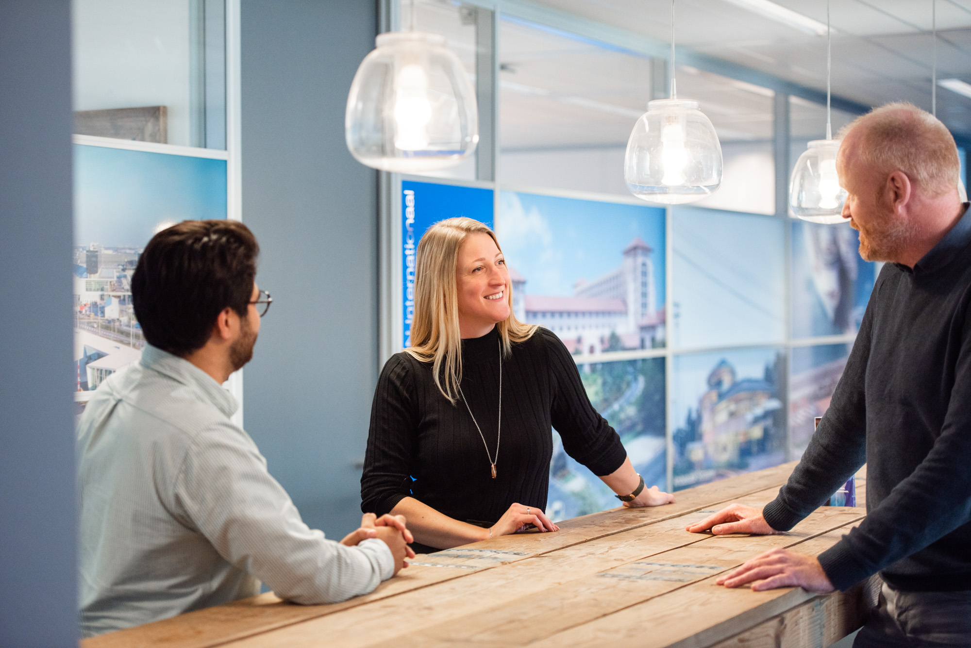 Elise van Veelen, inkoopmedewerker, in gesprek met een collega in de vergaderruimte van Ballast Nedam Building Projects