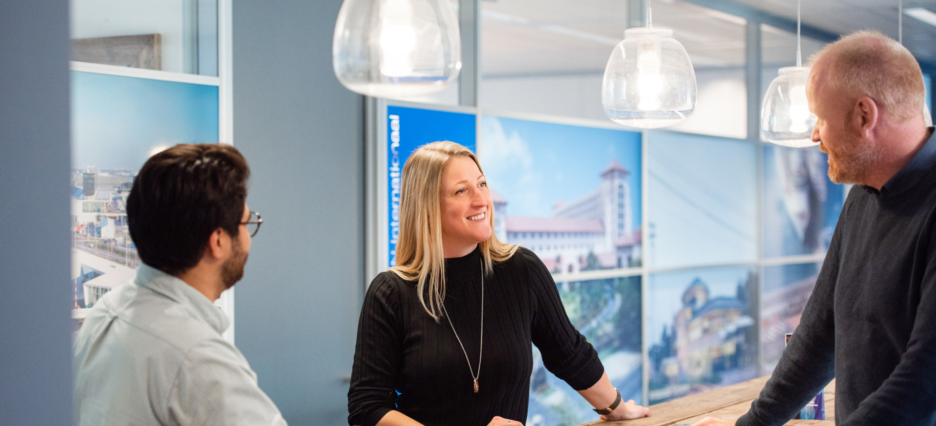 Elise van Veelen in gesprek met een collega in de vergaderruimte van Ballast Nedam Building Projects