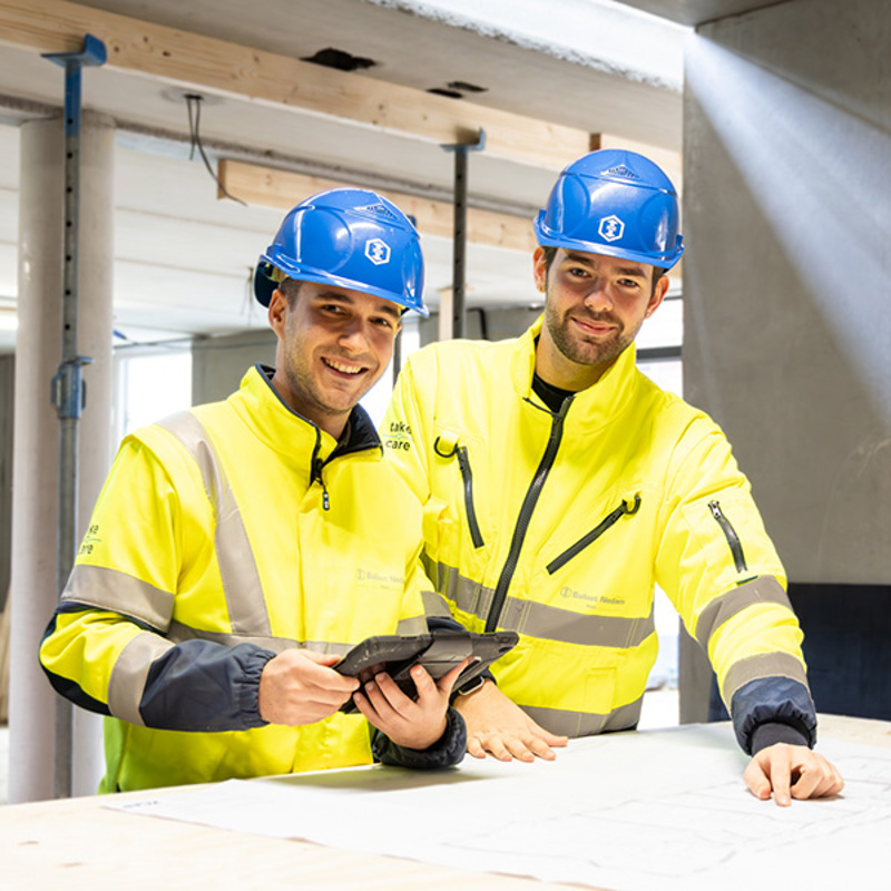 Stagiair Sam Pince van der Aa en uitvoerder Koen Ravensbergen van Ballast Nedam West
