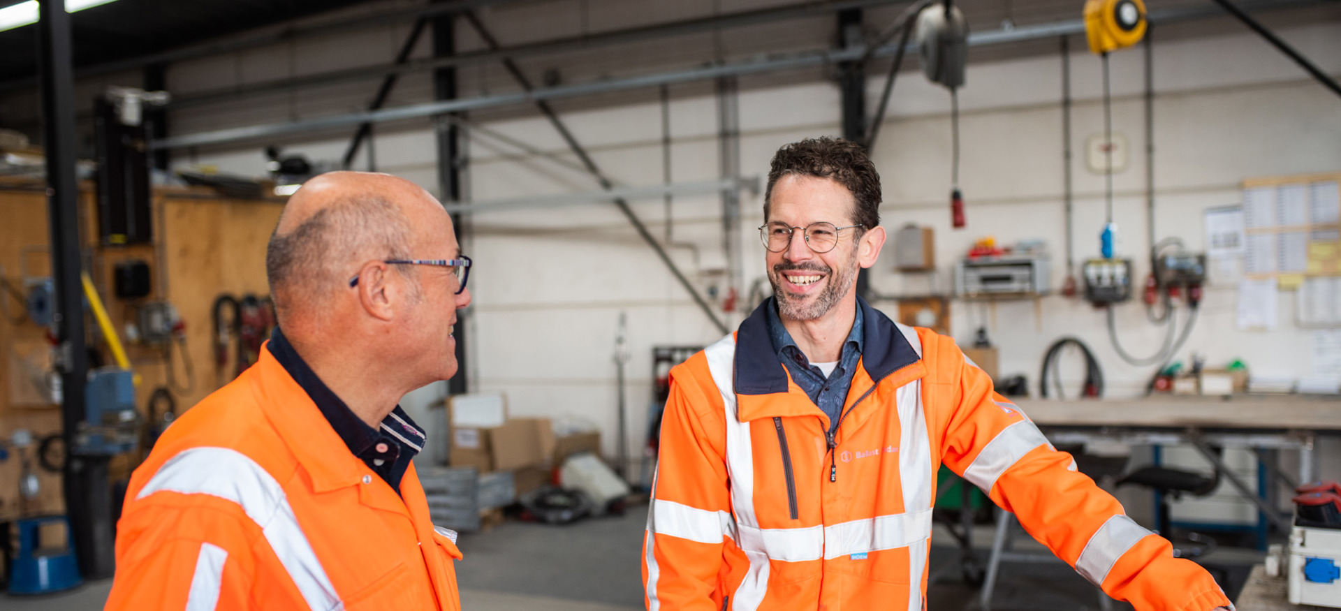 Rik van de Weijer tijdens een inspectie van bouwmaterieel op de locatie in Almere