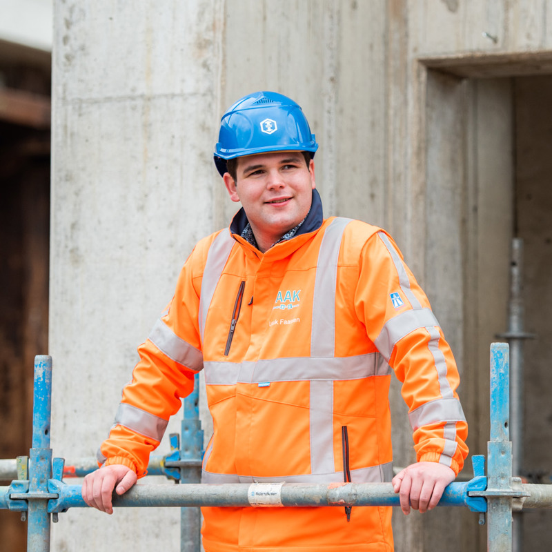 Luuk Faassen, constructeur bij Ballast Nedam Infra Projects, glimlachend op de bouwplaats van project A24 Blankenburgverbinding
