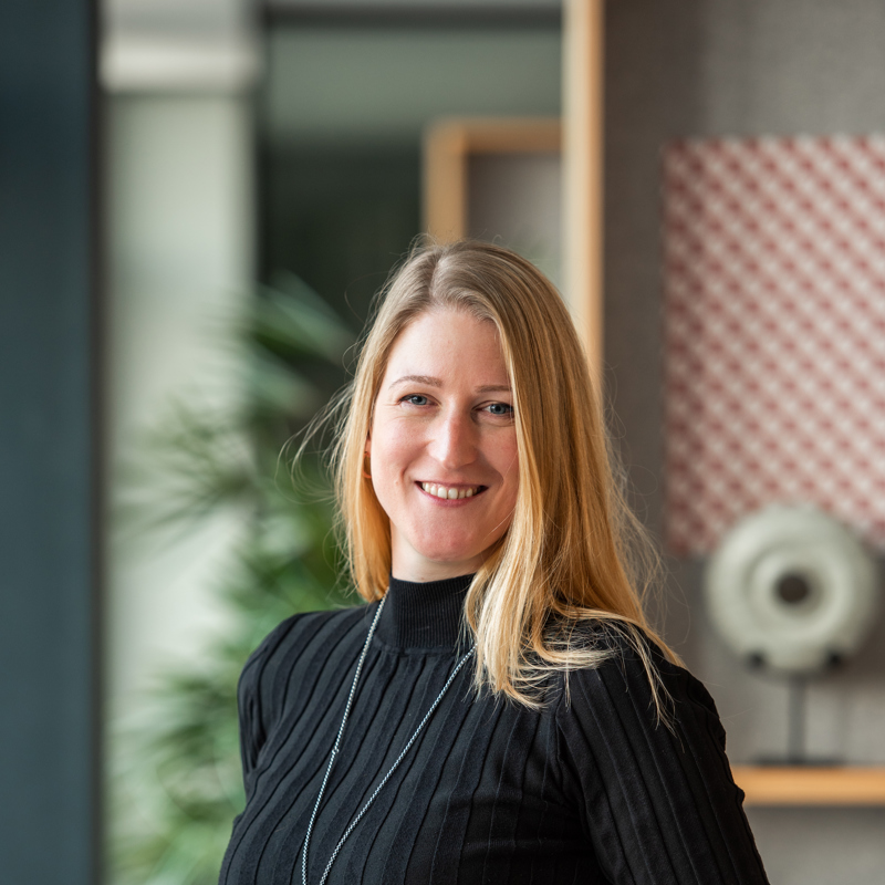 Elise van Veelen, inkoopmedewerker bij Ballast Nedam Building Projects, glimlachend in haar kantoor in Nieuwegein