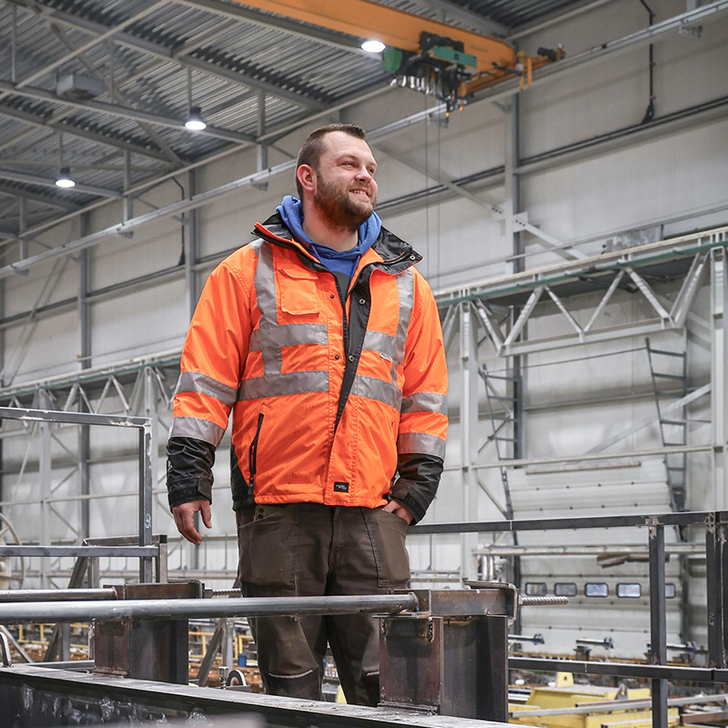 Klaas de Meer coördinator maltechnieken in de loods bij Haitsma beton