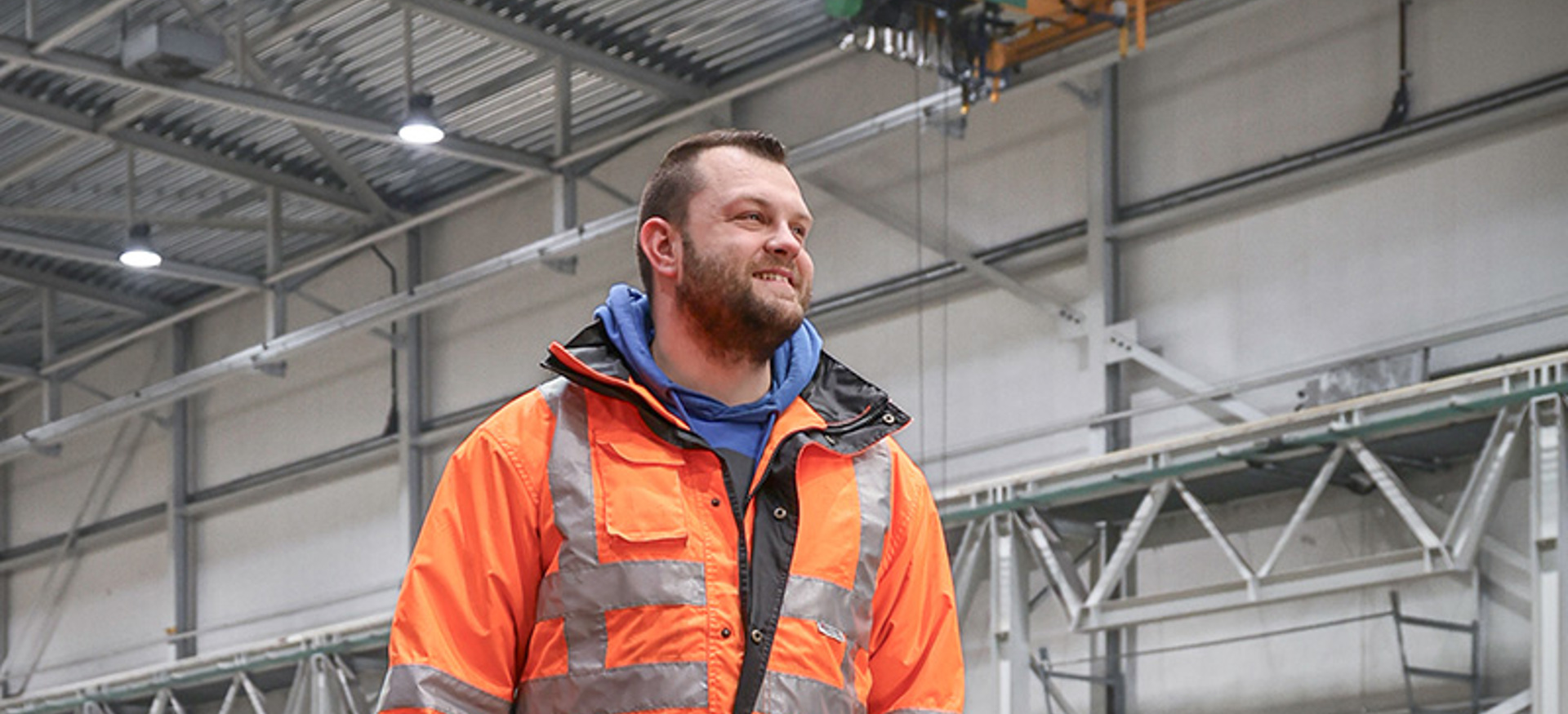 Klaas de Meer coördinator maltechnieken in de loods bij Haitsma beton