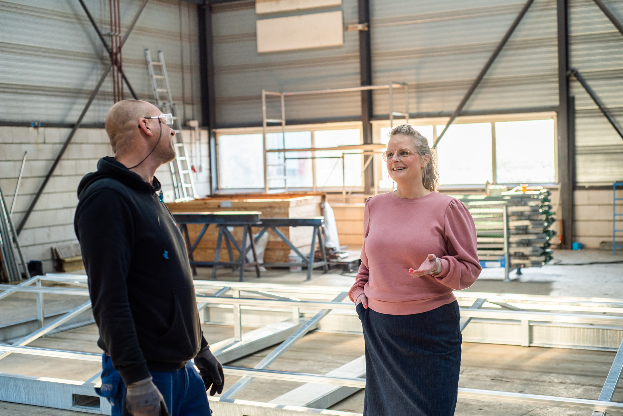 Renske Tjoelker, Hr-adviseur, in gesprek met een collega in de werkplaats van Ballast Nedam Materieel