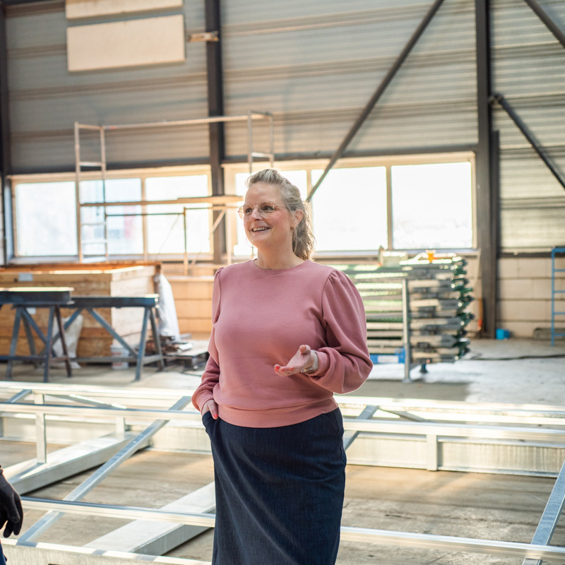 Renske Tjoelker in gesprek met een collega in de werkplaats van Ballast Nedam Materieel