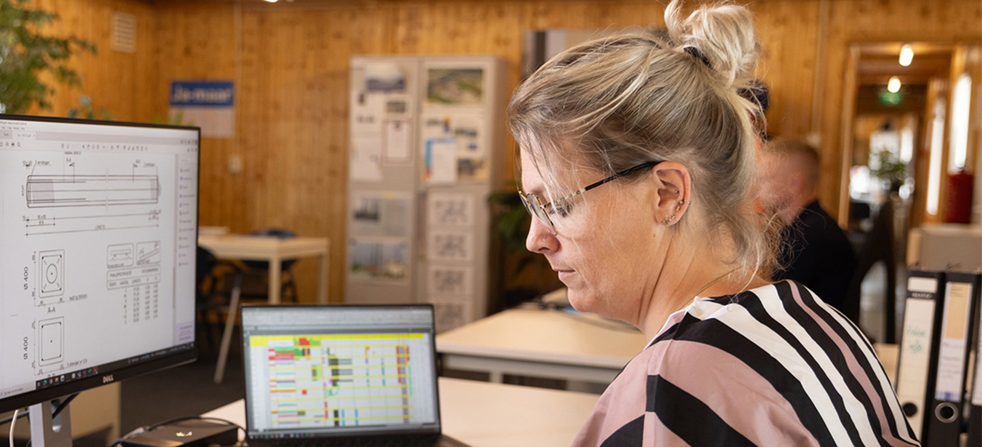 Tiny Bekkema productieleider bij Haitsma aan het werk