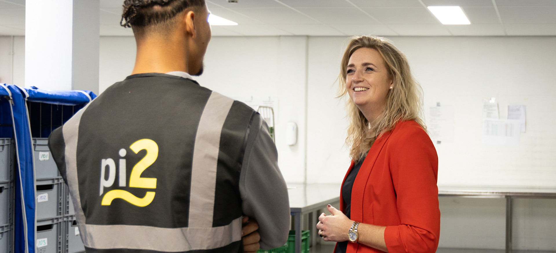 Elaine Hendriks, facilitair manager bij Ballast Nedam, in overleg met collega